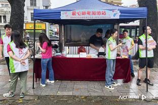 开小灶，邮报：范佩西近日重返卡灵顿，霍伊伦要求与其一对一交流